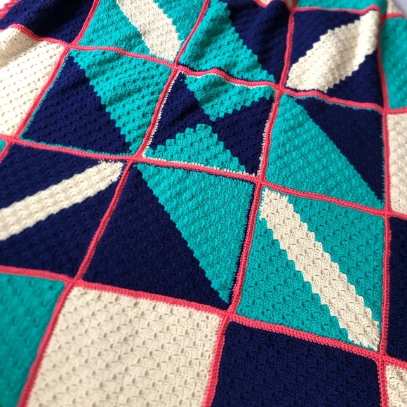 Handmade Geometric Pattern Blanket - Picture 11 of 12